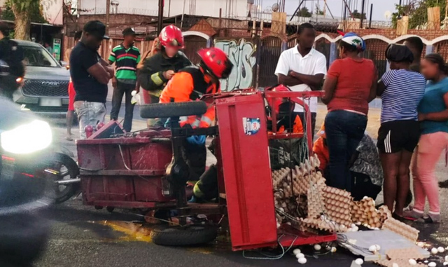 Triciclo de carga con huevos volcó tras colisión con automóvil en Pudahuel: conductor herido