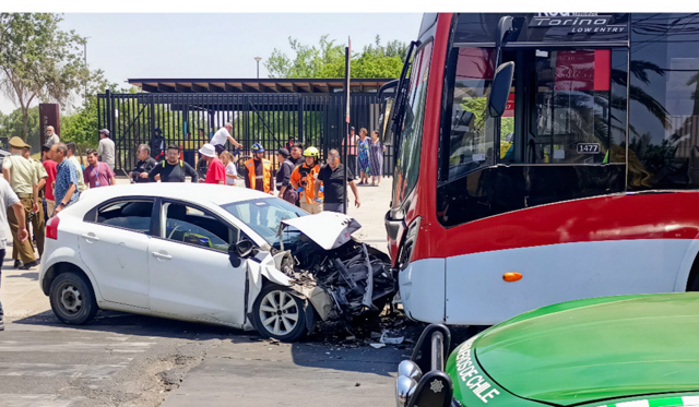 Choque frontal entre bus RED y automóvil particular en Cerro Navia deja una persona lesionada