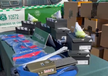 Carabineros detiene a dos sujetos por violento robo a camión con ropa deportiva en Pudahuel y recupera carga avaluada en $110 millones