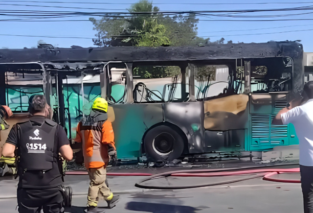 Bus de la Red Metropolitana de Movilidad se incendia en plena vía pública en Pudahuel