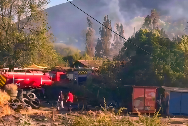 Servicio Nacional de Prevención y Respuesta ante Desastres decreta Alerta Roja por incendio forestal en Pudahuel